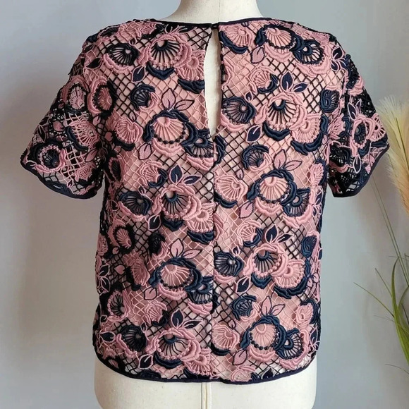 Ann Taylor Pink Navy Crochet Floral Lace Layered Short Sleeve Top SZ 8 Preppy - Picture 7 of 12